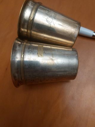 Vasos de metal plateado con sello vintage