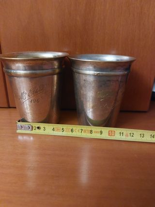 Vasos de metal plateado con sello vintage