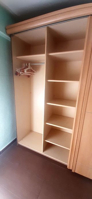 Armario puertas correderas madera y cristal