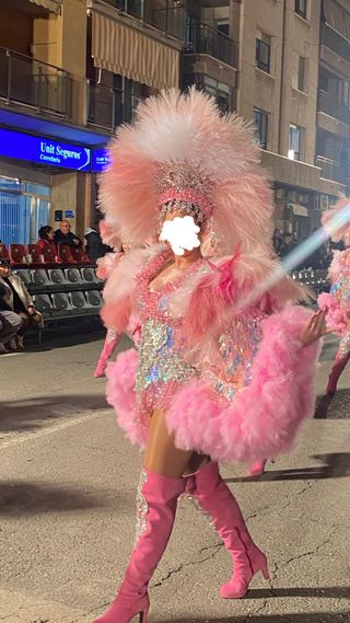 Traje de Carnaval Rosa con Tocado.