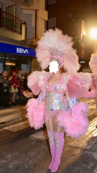 Traje de Carnaval Rosa con Tocado.