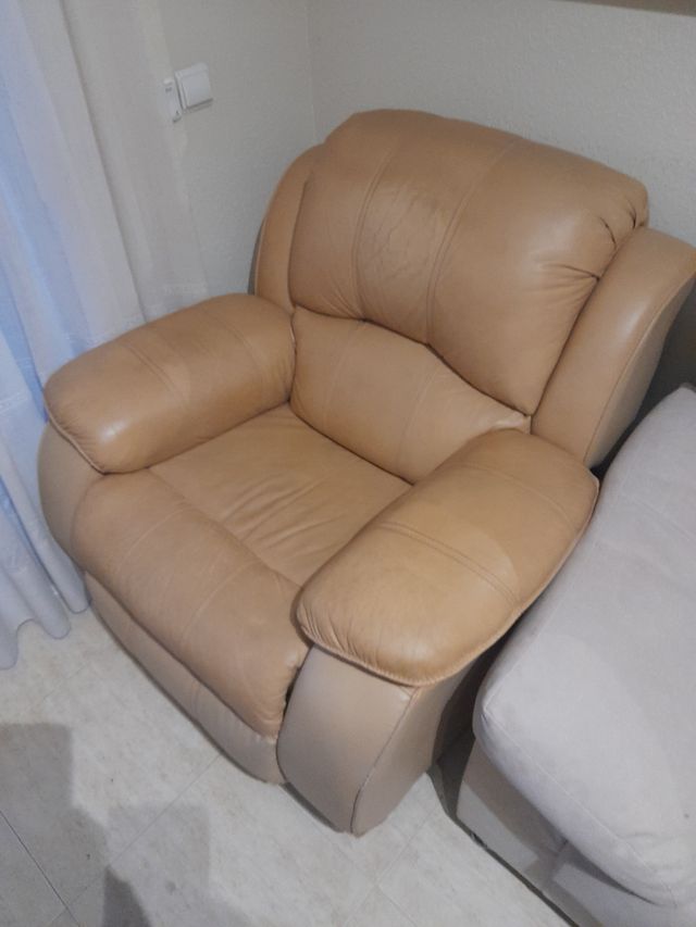 TORREDEMBARRA Sofá de piel beige