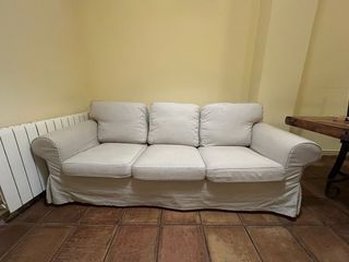 Sofá de tela beige