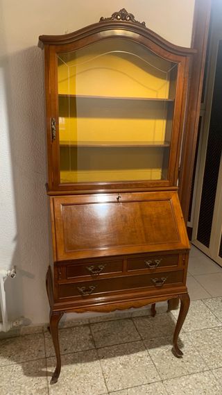 Mueble de madera con vitrina y cajones