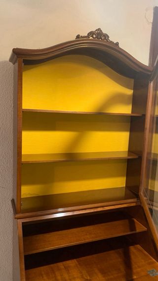 Mueble de madera con vitrina y cajones
