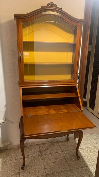 Mueble de madera con vitrina y cajones