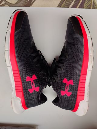 Zapatillas Under Armour Negras y Rosas