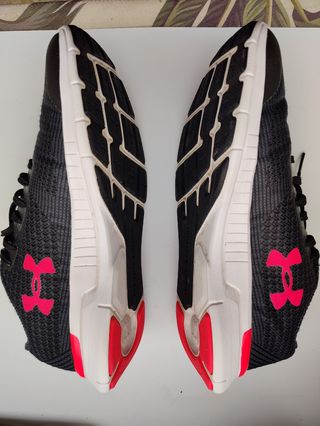 Zapatillas Under Armour Negras y Rosas