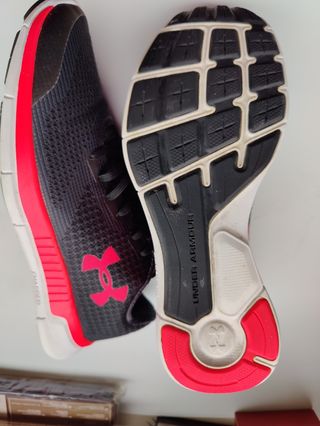 Zapatillas Under Armour Negras y Rosas