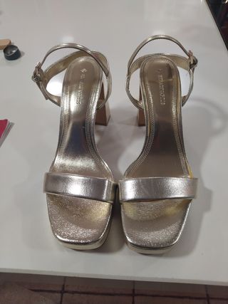 Zapatos de fiesta Stradivarius dorados