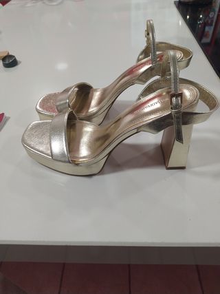 Zapatos de fiesta Stradivarius dorados