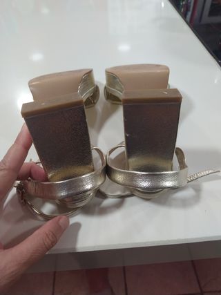 Zapatos de fiesta Stradivarius dorados