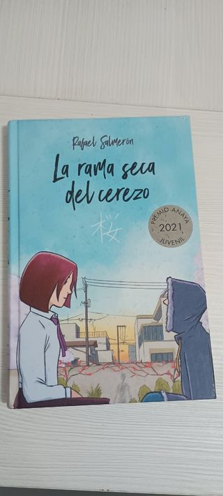 El mar detrás