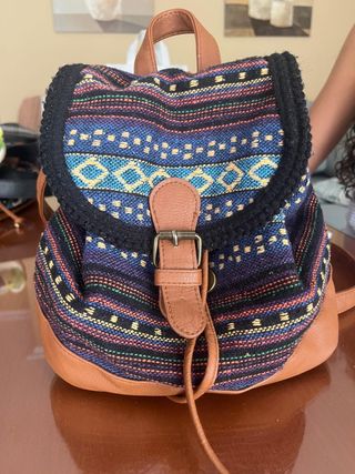 Mochila étnica con detalles en cuero