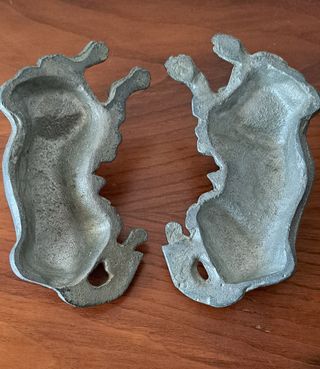 Pareja de perros vintage de peltre/plomo tumbados