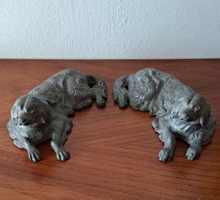 Pareja de perros vintage de peltre/plomo tumbados