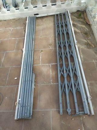 Rejas de seguridad metálicas fuertes 
