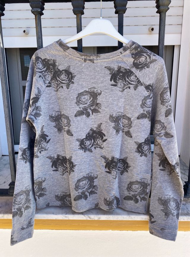 Sudadera gris con estampado de rosas