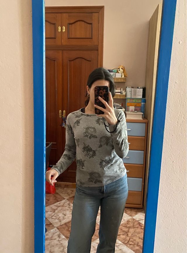 Sudadera gris con estampado de rosas