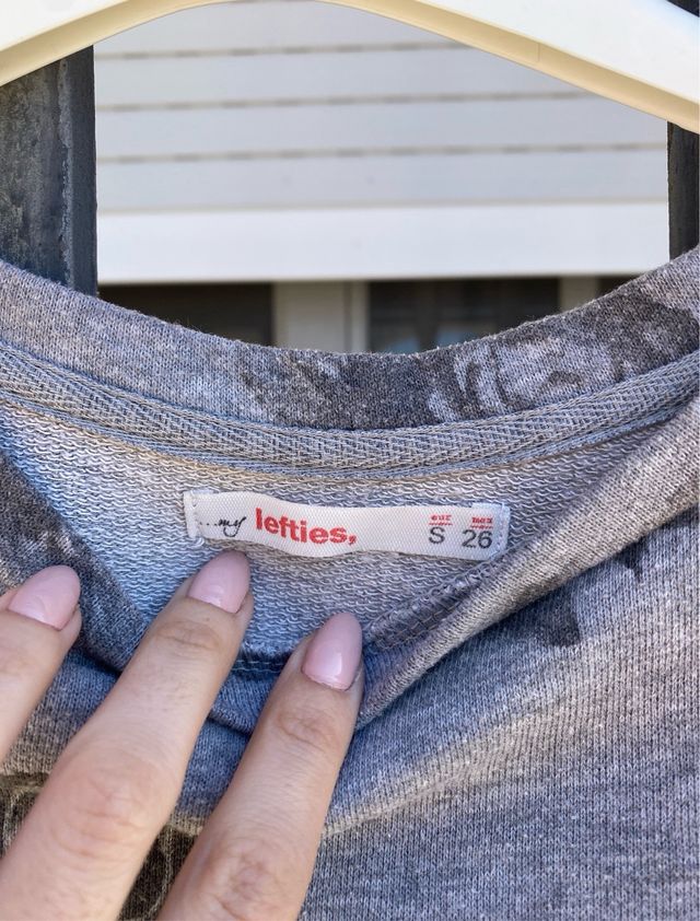 Sudadera gris con estampado de rosas