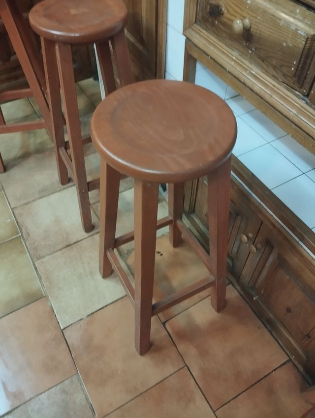 Taburete de madera marrón