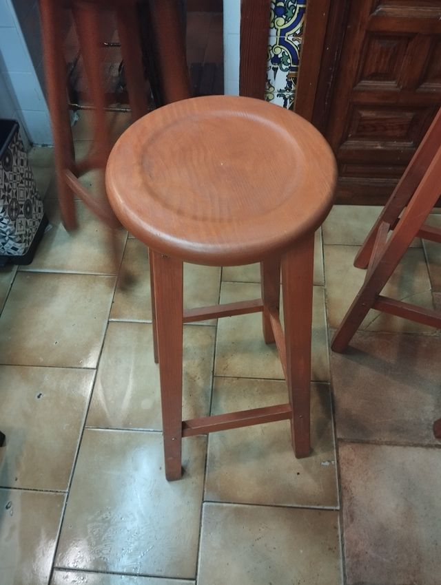 Taburete de madera marrón
