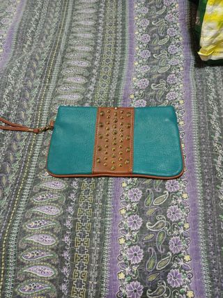 Bolso de mano con tachuelas