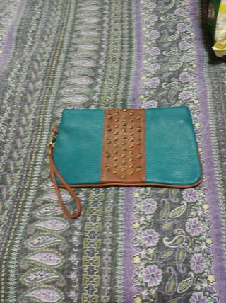 Bolso de mano con tachuelas
