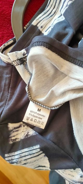 Camiseta con cremallera y estampado