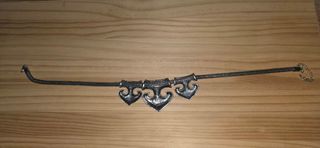 Collar plateado con 3 anclas