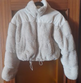 Chaqueta corta beige.