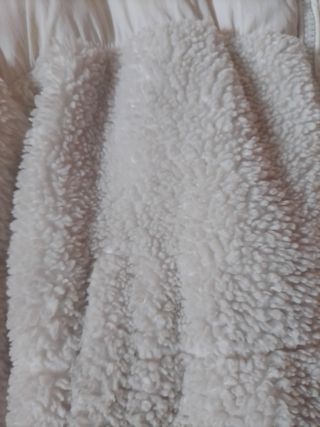 Chaqueta corta beige.