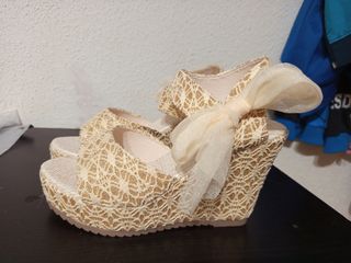 Sandalias cuña beige y doradas con lazo
NUEVAS
