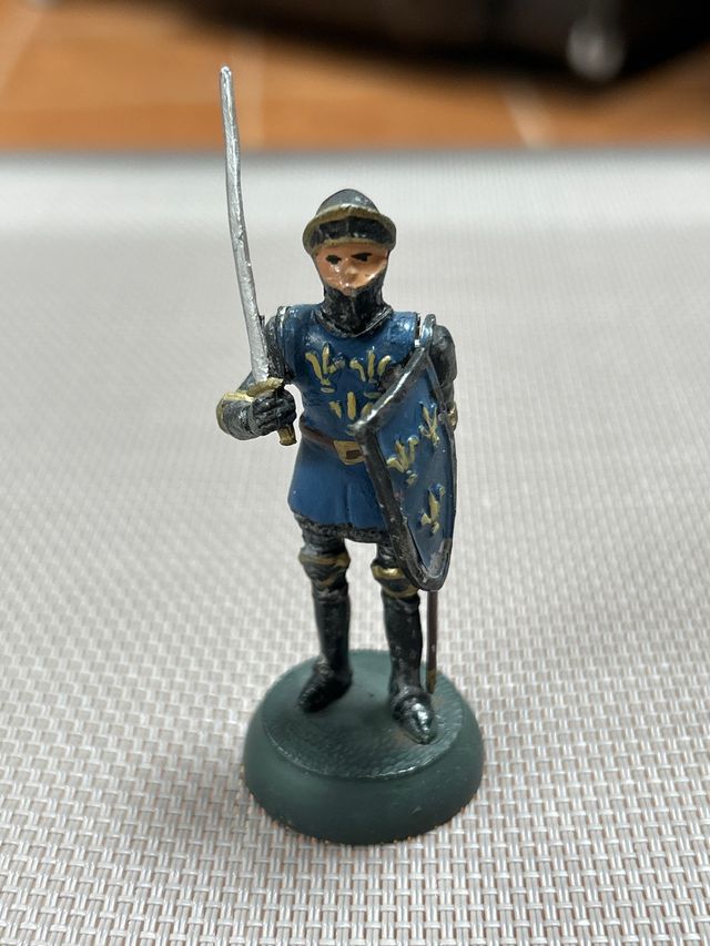 Figura del cavaliere medievale blu