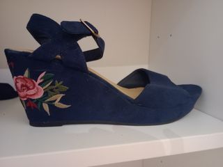 Zapatos cuña bordado floral azul