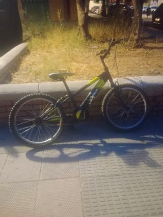Bicicleta Montaña Negra y Verde