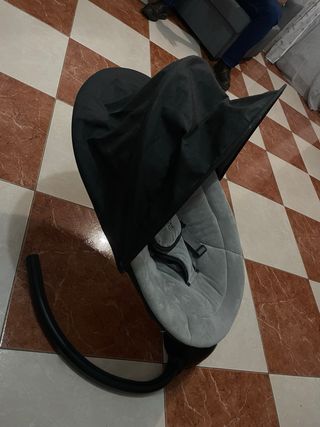 Mecedora de bebé gris