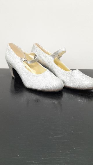 Zapatos de niña plateados con tira