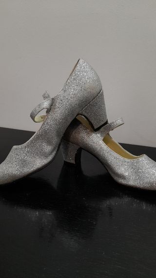 Zapatos de niña plateados con tira