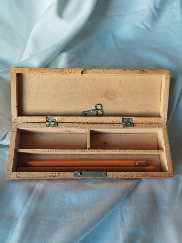 Caja de madera antigua para lápices
