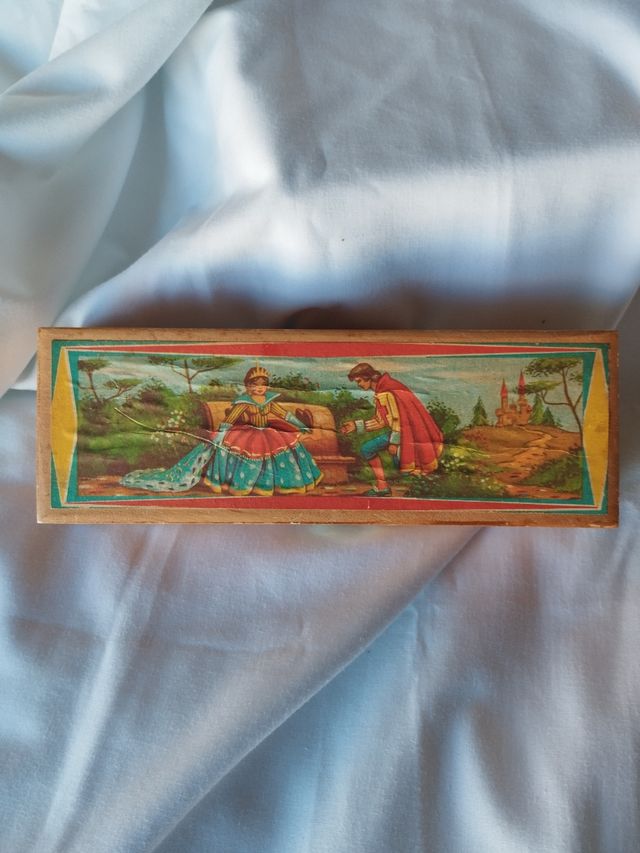Caja de madera antigua para lápices