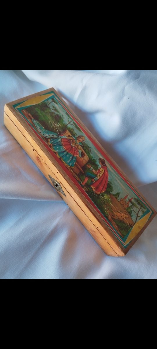 Caja de madera antigua para lápices