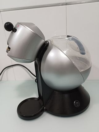 Cafetera de cápsulas plateada