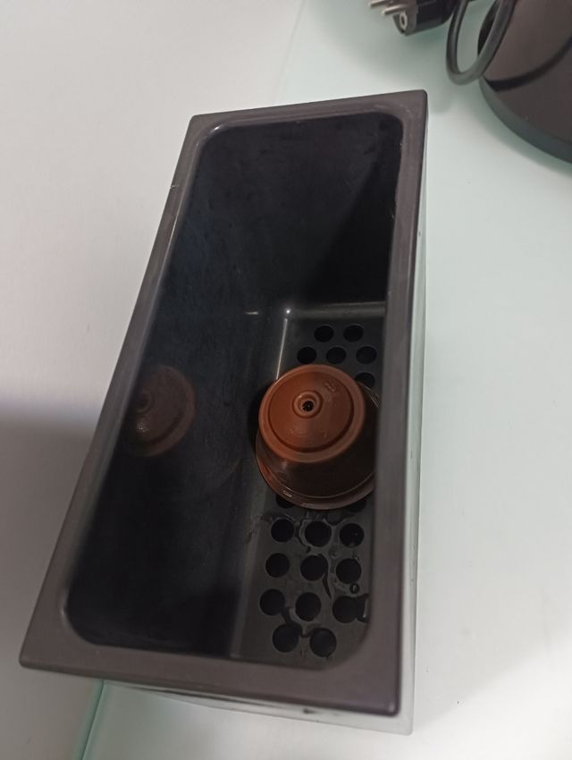 Cafetera de cápsulas plateada