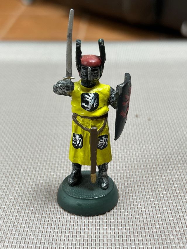 Cavaliere giallo in miniatura con spada e scudo