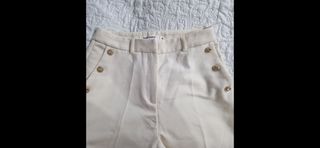 Pantalones Naf Naf blanco roto con botones dorados