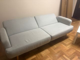 Sofá gris de tela