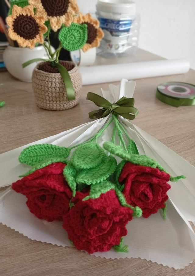Ramo de 5 rosas rojas crochet hecho a mano