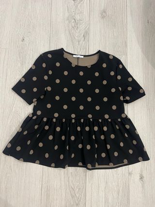 Camiseta Zara lunares negra y marrón