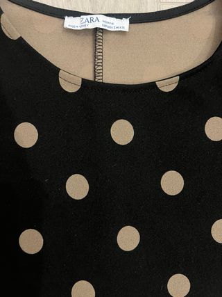 Camiseta Zara lunares negra y marrón